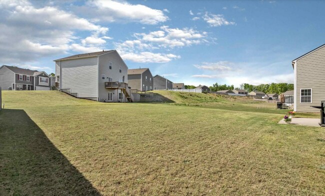 Building Photo - Spacious 3/2.5 Home in Simpsonville!