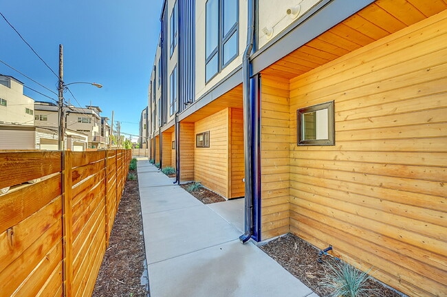 Building Photo - $3,400.00 - 2 Bedrooms, 3 Bathrooms, Townh...