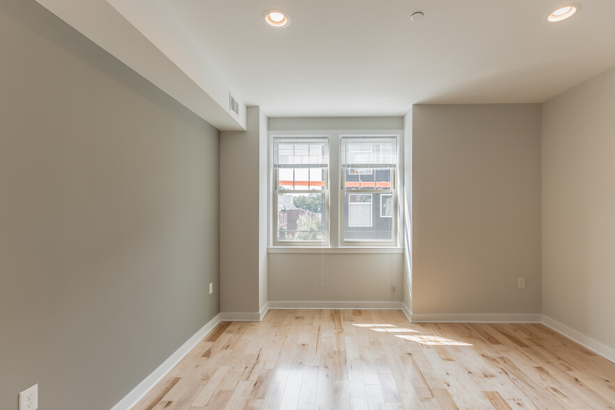 Building Photo - 1245 N Myrtlewood St