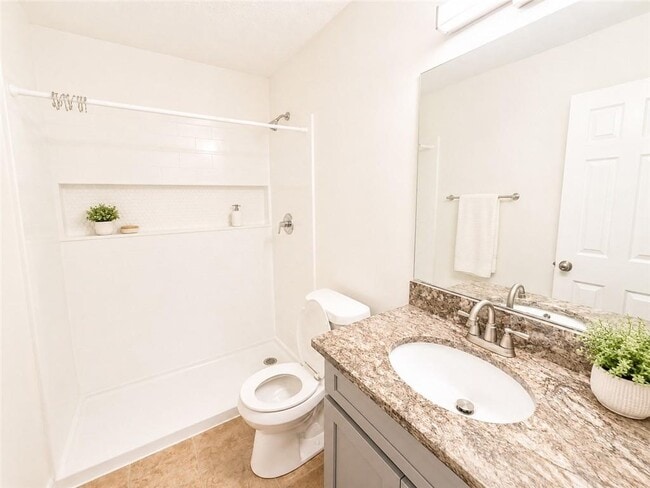 Building Photo - 2095 Glynmoore Dr