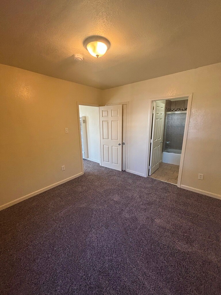 Building Photo - 1024 1/2 W 65th St