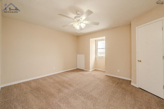 Building Photo - 1215 N Pacific Ave