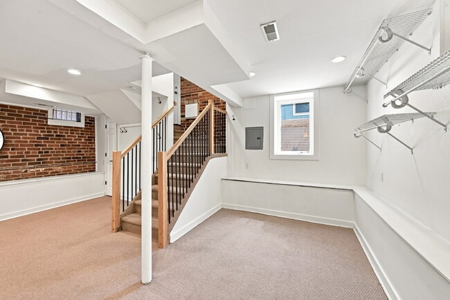 Building Photo - $3,195.95-  3 Bed, 2 Bath Home in Denver with Private Outdoor Area!