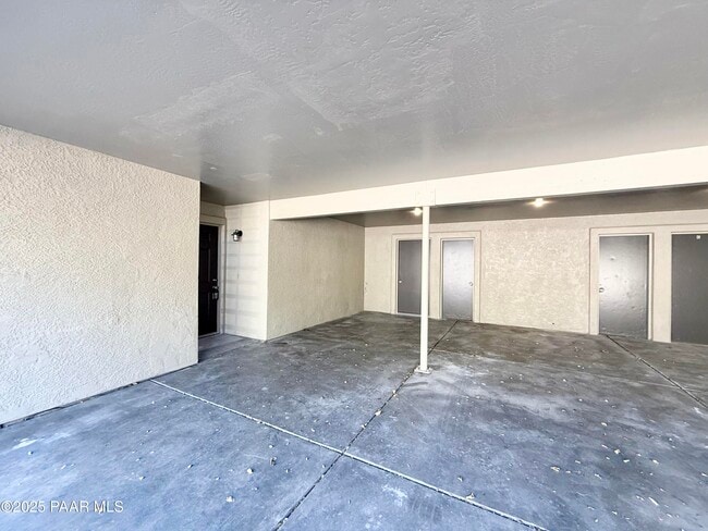 Building Photo - 564 Lincoln Ave