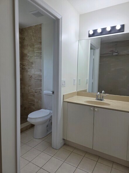 Master bathroom - 2973 SE 15th Ter