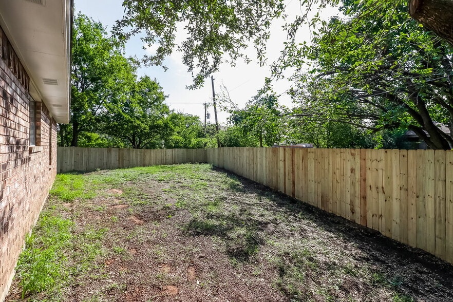 Building Photo - 520 E Lark Ct