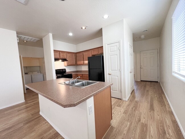 Building Photo - TOWNHOME - COTTONWOOD - VILLAS ON ELM