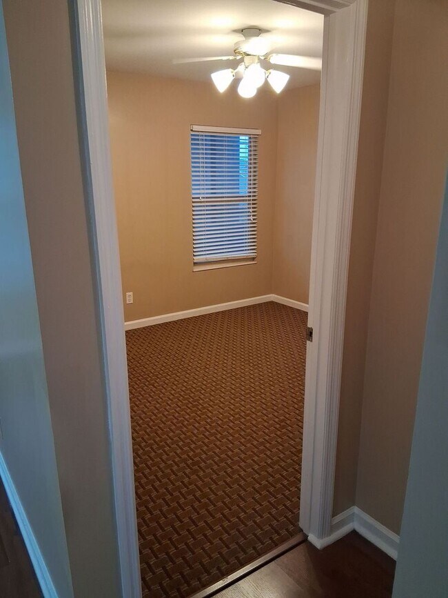 Building Photo - Laurel Villas: 3 BED/ 2 BA Available for Fall 2026!