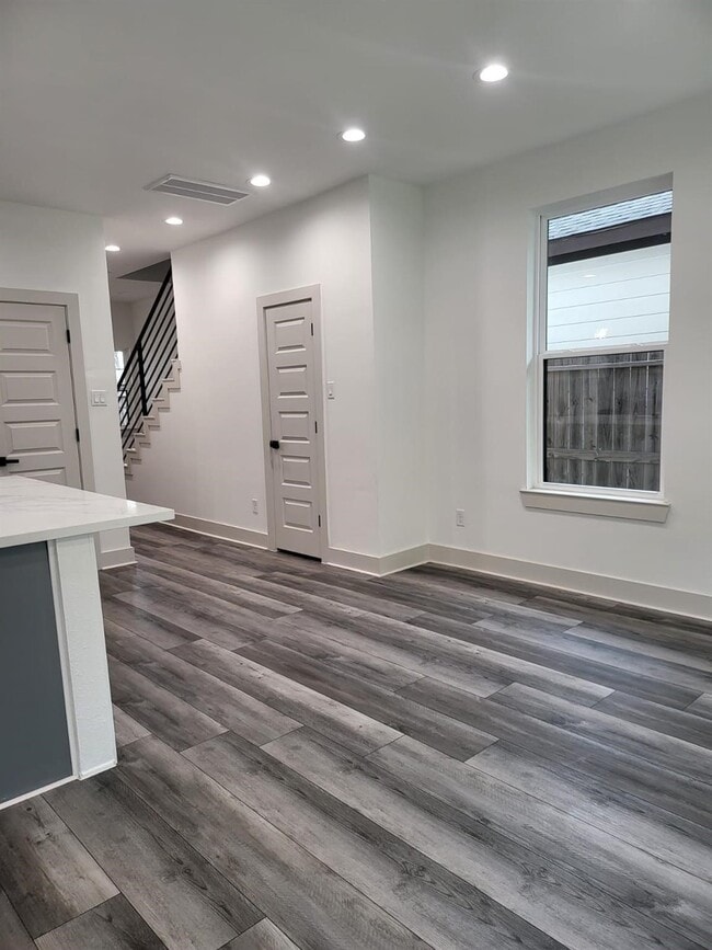 Building Photo - 4618 Davenport St