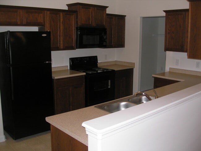 Building Photo - 112 Five Oaks Ct