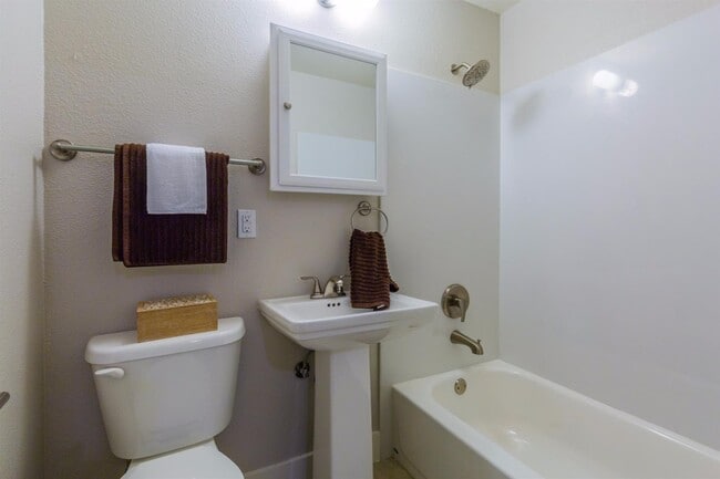 Building Photo - 901 Bing Dr