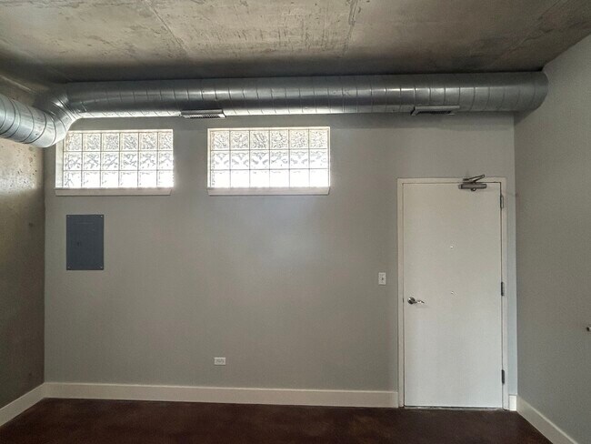 Building Photo - 326 River St