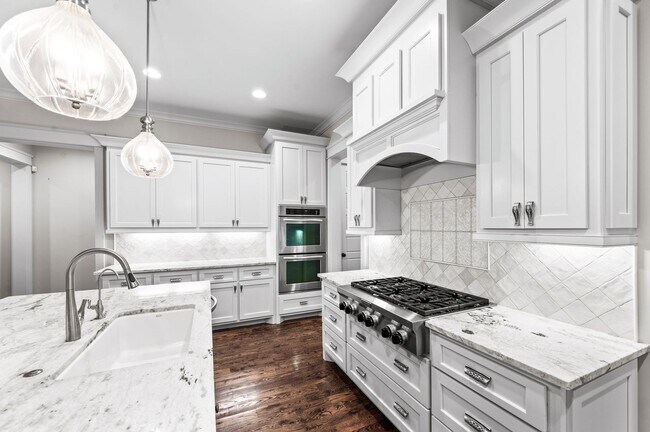 Building Photo - Stunning 5BE/4.5BA home nestled in the hig...