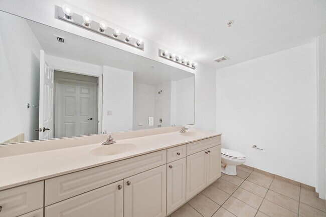 Building Photo - 3020 Alcazar Pl