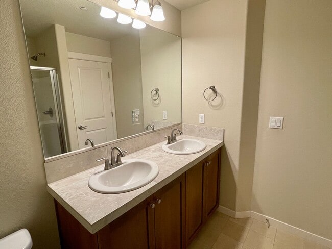 Building Photo - Villebois Townhome with Access to the Sparrow Creek Community Center