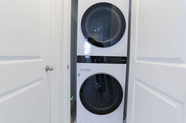 Building Photo - 5135 Lake Hamlin Trail