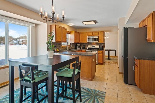 Building Photo - 4 Bed / 2.5 Bath Single-Family Home for Rent in Mundelein | Available ASAP