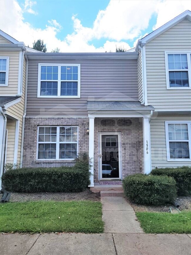 Primary Photo - Cozy townhouse in convenient location!