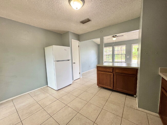 Building Photo - Cozy 2 Bedroom / 1 Bath Duplex North of City