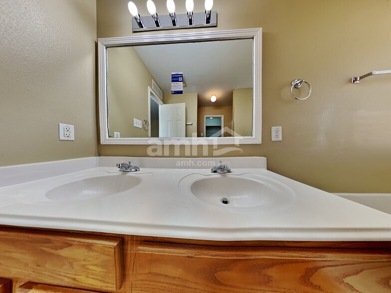 Building Photo - 6815 Baron Gate Ct