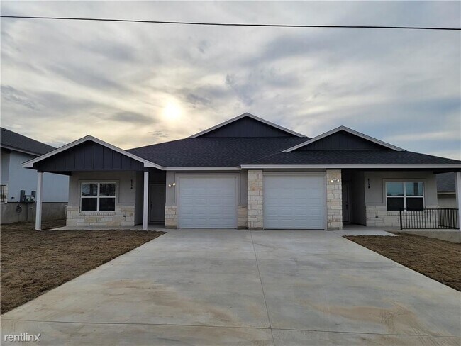 Primary Photo - 3 br, 2 bath Duplex - 615 County Road 306 A A