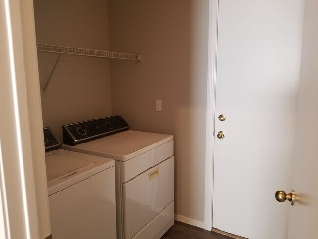 Building Photo - 4 Bedroom Single Family!!