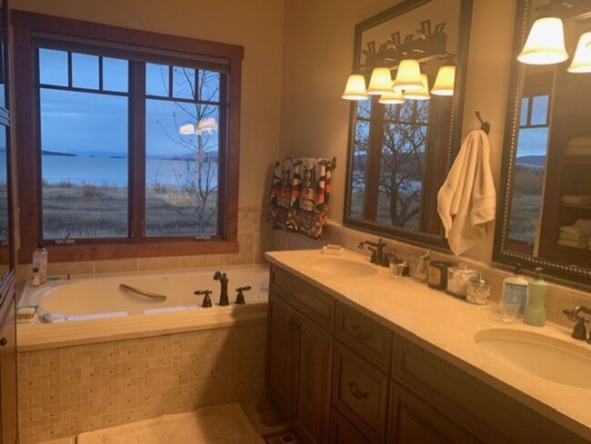 Building Photo - Fully furnished executive home with lake views located in gated community in Polson- Available Se...