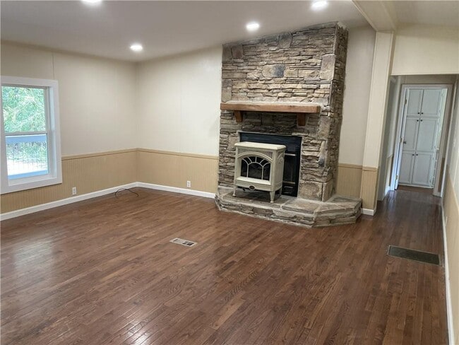 Building Photo - 99 Strawberry Ln