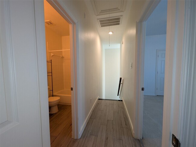 Building Photo - 913 Sweet Pine Dr