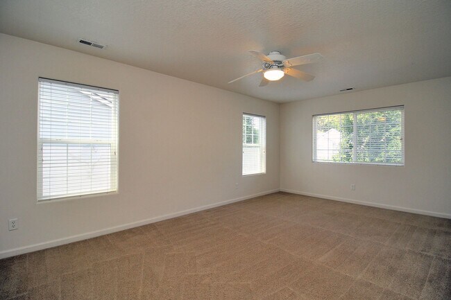 Building Photo - Custom-Built 5 Bedroom/3 Bath Home In A Great Sunnyside Neighborhood