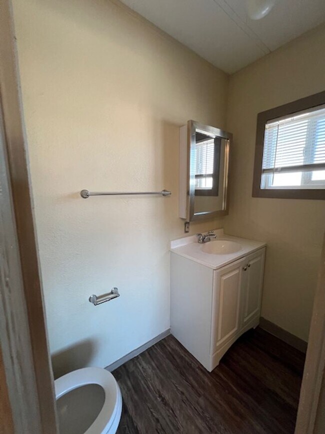 Building Photo - 2 br/ 2 bath home for rent