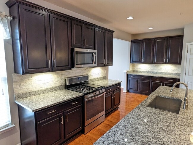 Building Photo - Gorgeous 3 level townhouse in North Potoma...
