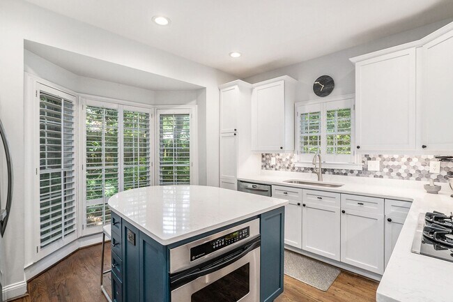 Building Photo - Luxury Townhome Where Midtown Meets Buckhead