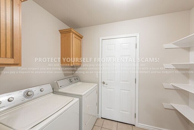 Building Photo - 1674 N Hazeltine Dr