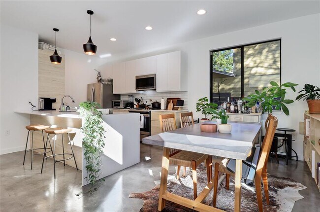 Building Photo - 2709 E 14th St