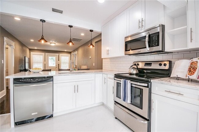 Building Photo - "Charming 3-Bed, 2-Bath Gem in Tampa's Heart - 1244 Sq Ft of Comfort Awaits!"