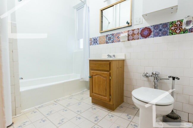Building Photo - Nicely updated 1 bed in a prime location n...