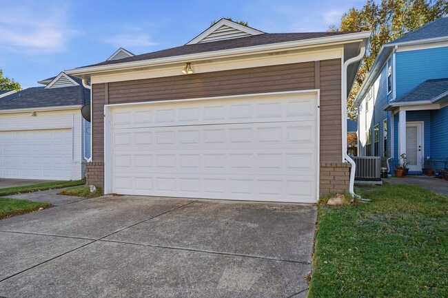 Building Photo - 1198 Island Pl E