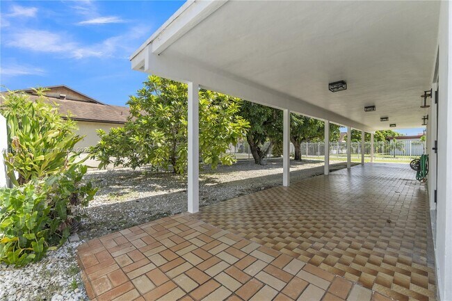 Building Photo - 631 SW 102nd Ave
