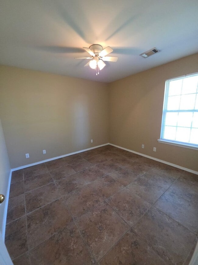 Building Photo - 401 E 11th St