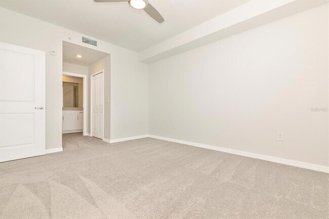 Building Photo - 12320 Wellen Golf St