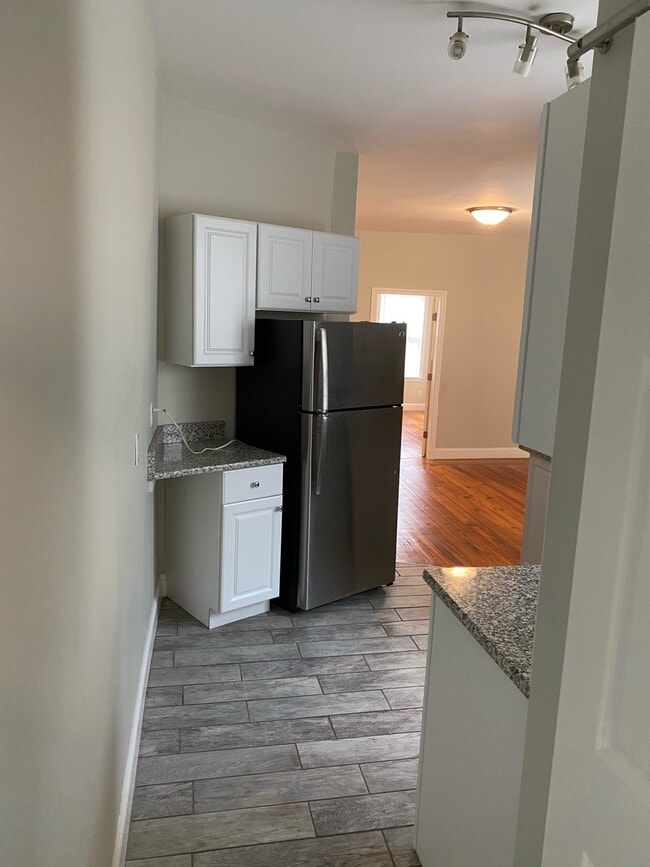 Building Photo - 36 Anderson St