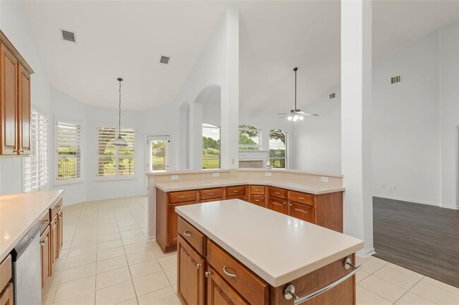 Building Photo - 2111 Blue Water Bay Dr