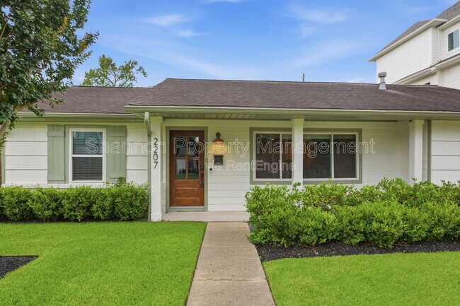 Building Photo - 2207 Saxon Dr