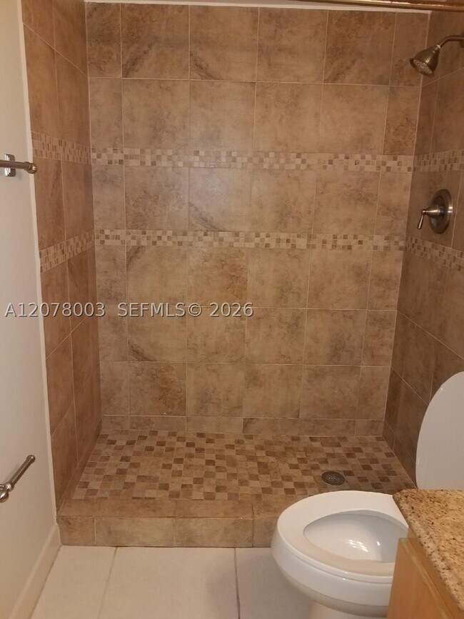 Building Photo - 220 Lakeview Dr