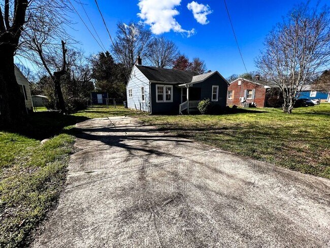 Building Photo - 316 Elmwood Dr