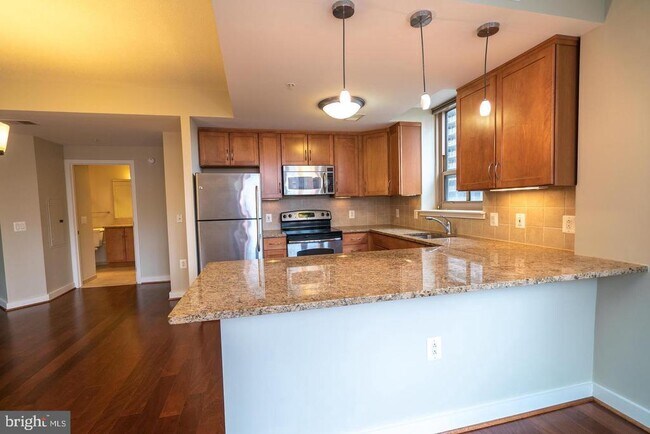 Building Photo - 888 N Quincy St