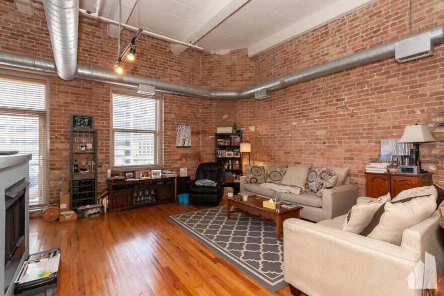 Building Photo - 420 S Clinton St