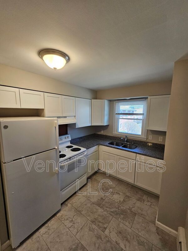 Building Photo - 9/11/13 Village Dr.