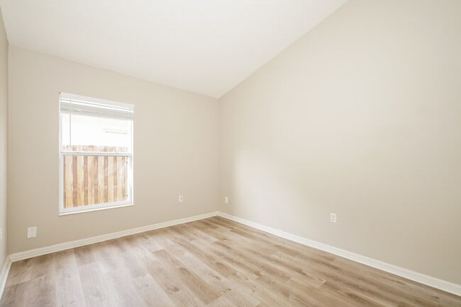 Building Photo - 204 Cornwall Ct